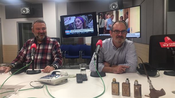 El profesor de Farmacología de la EHU-UPV, Koldo Callado y el vapeador Txema Espejo, con sus útiles 