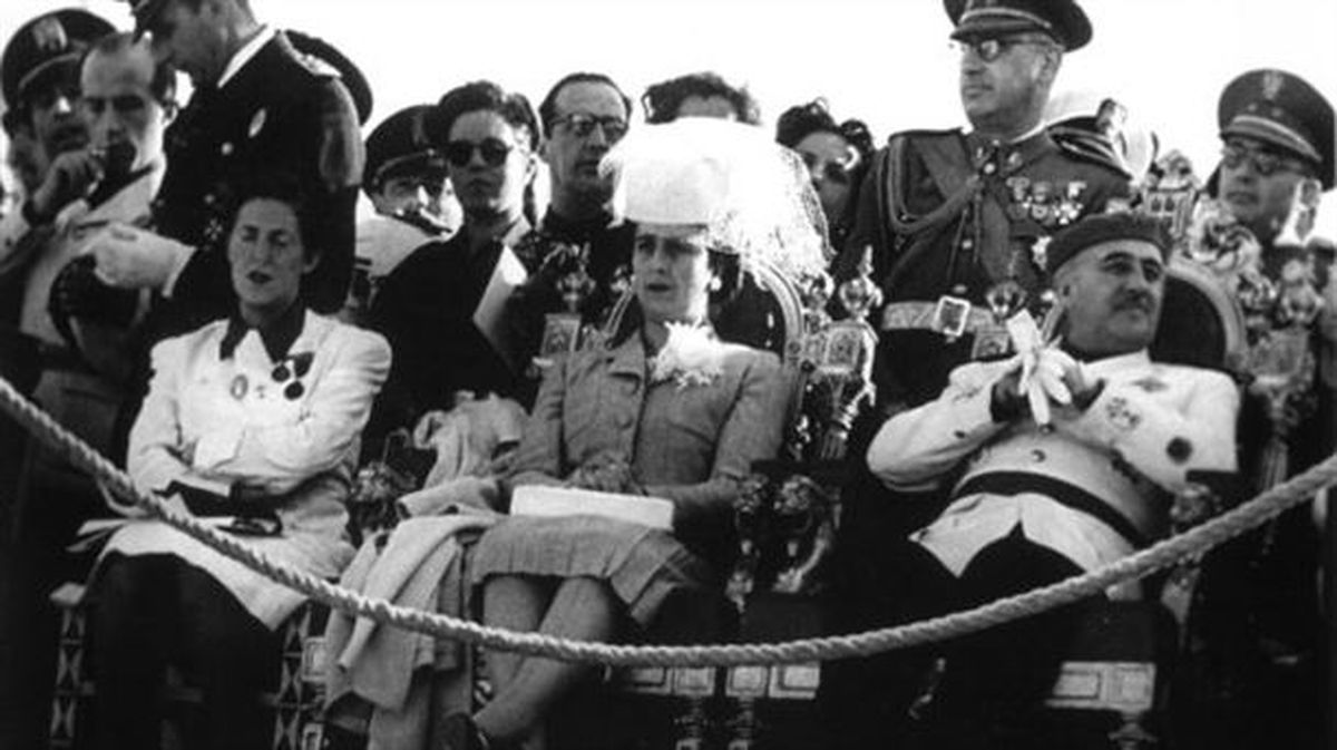 Francisco Franco, Carmen Polo de Franco y Pilar Primo de Rivera. Foto: El País