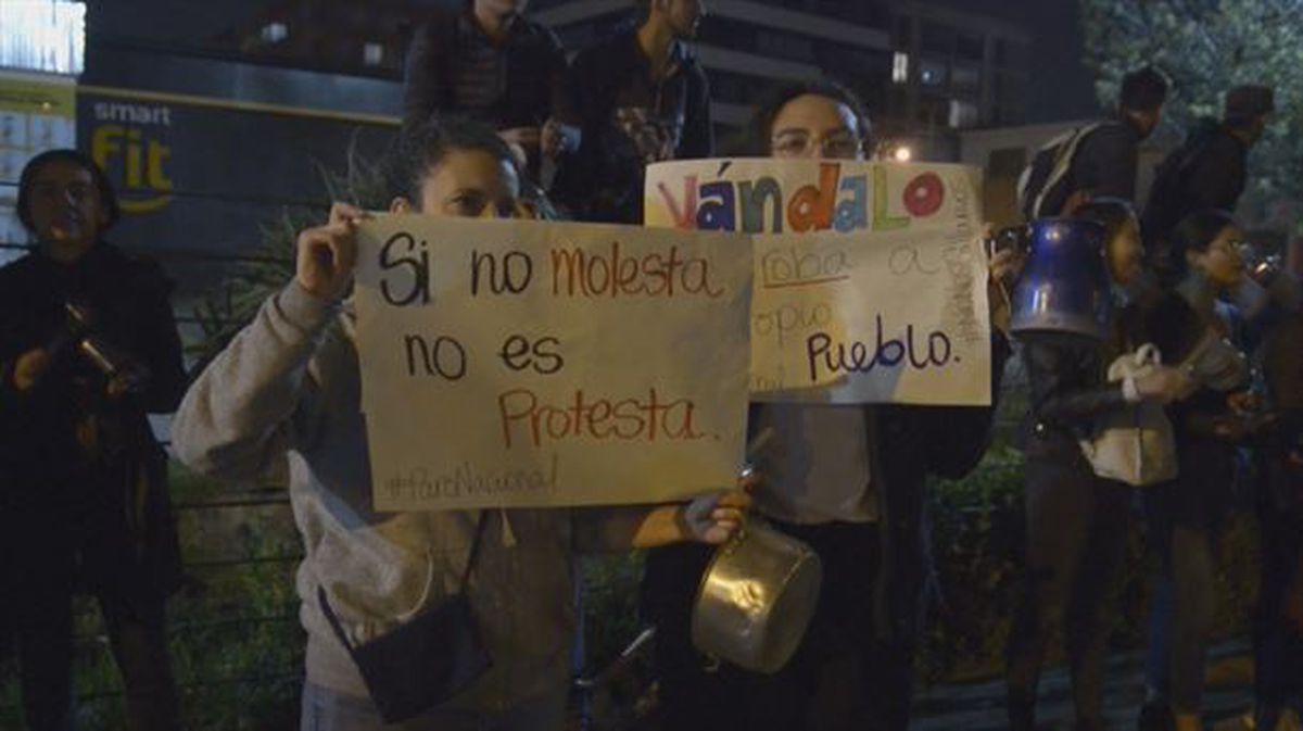 Protestas frente a la casa presidencial en Bogotá