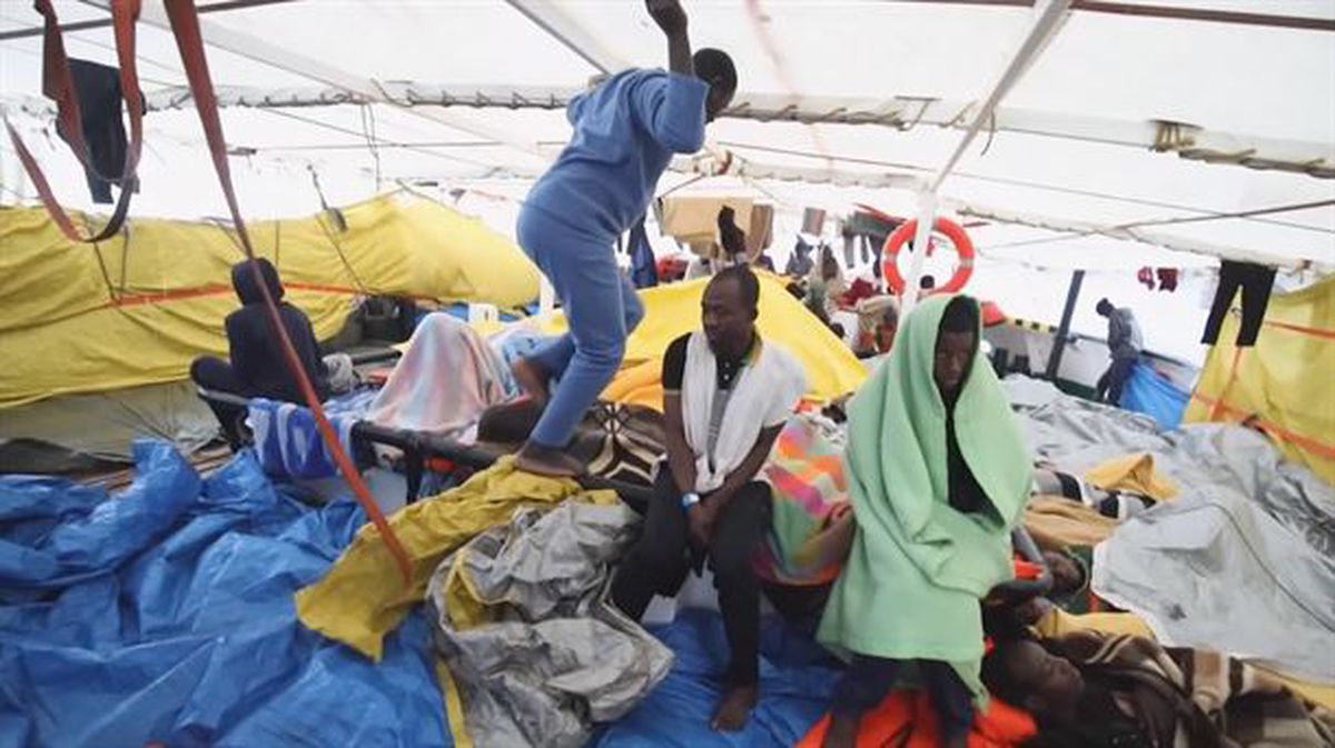 Migrantes rescatados, en el 'Aita Mari'