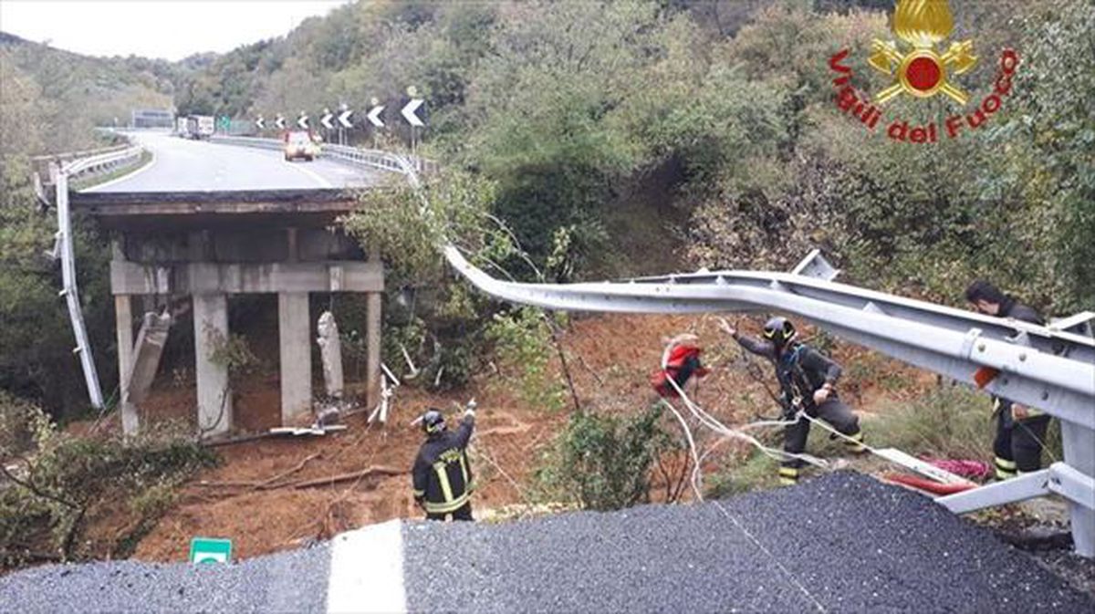 Los bomberos en el lugar del desprendimiento