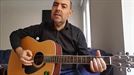 Kristian Aginaga pone voz y guitarra para 'Lau Teilatu'