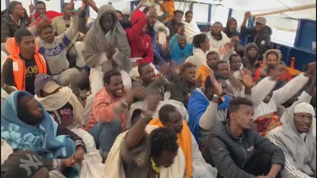 Migrantes a bordo del 'Aita Mari'