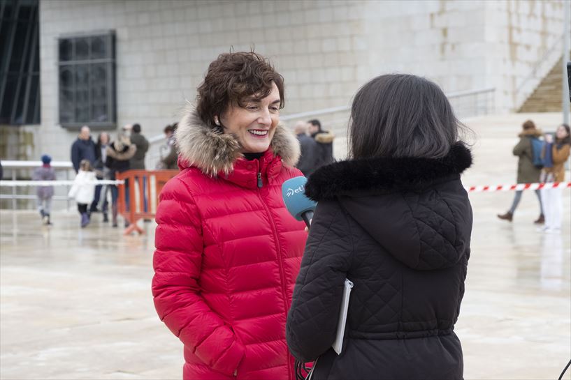 Maite Irtube, EiTBko zuzendaria, besarkada solidarioan