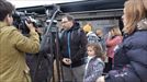 Cientos de personas participaron en el abrazo solidario convocado por la Diputación Foral de Bizkaia