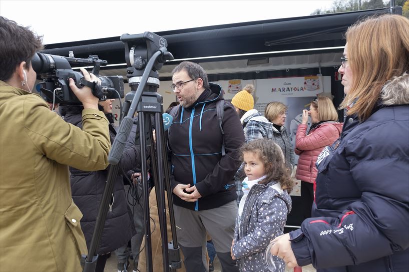 Ehunka pertsonek parte hartu zuten Bizkiako Foru Aldundidak deitutako besarkada solidarioan