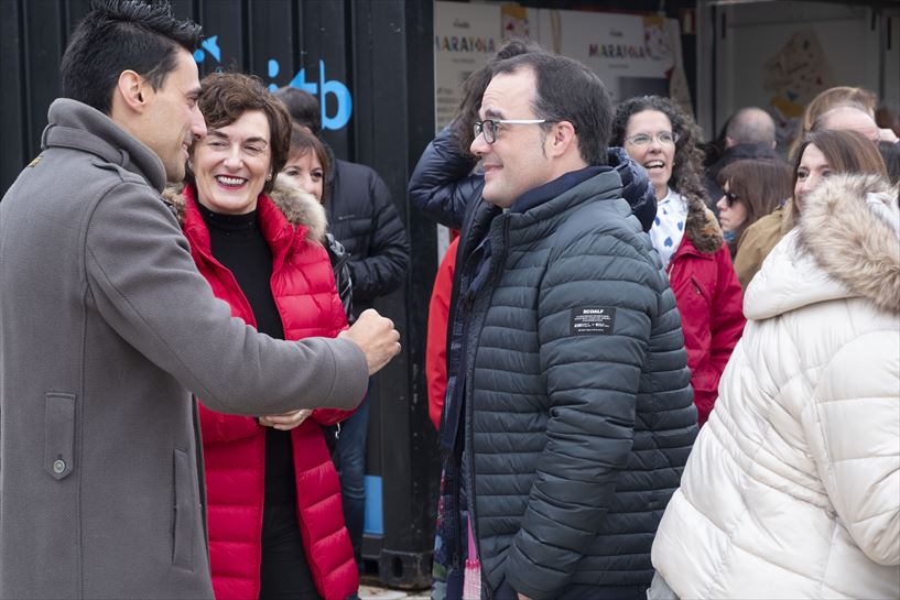 Oihan Vega, Maite Iturbe eta Sergio Murillo besarkada solidarioan