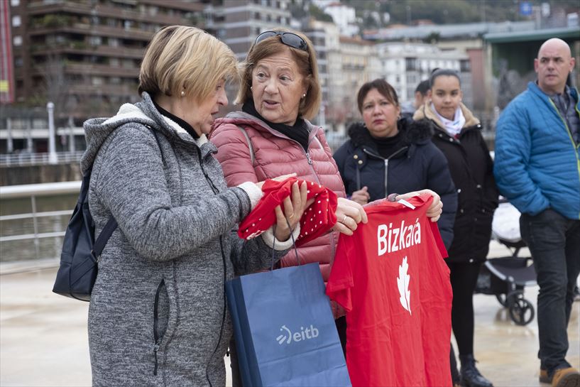 Ehunka pertsonek parte hartu zuten Bizkiako Foru Aldundidak deitutako besarkada solidarioan