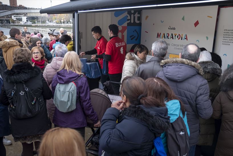 EiTB Maratoiko materiala saltzeko postu bat jarri zen