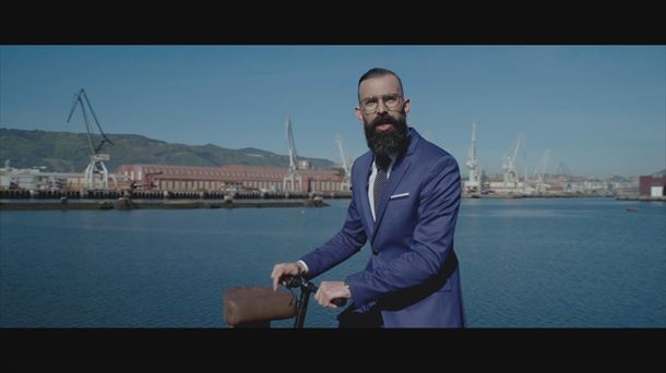 El cocinero Javi Sierra en la margen izquierda de la ría