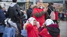 Cientos de personas participaron en el abrazo solidario convocado por la Diputación Foral de Bizkaia