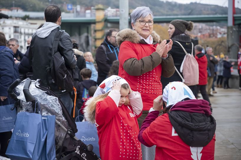 Ehunka pertsonek parte hartu zuten Bizkiako Foru Aldundidak deitutako besarkada solidarioan