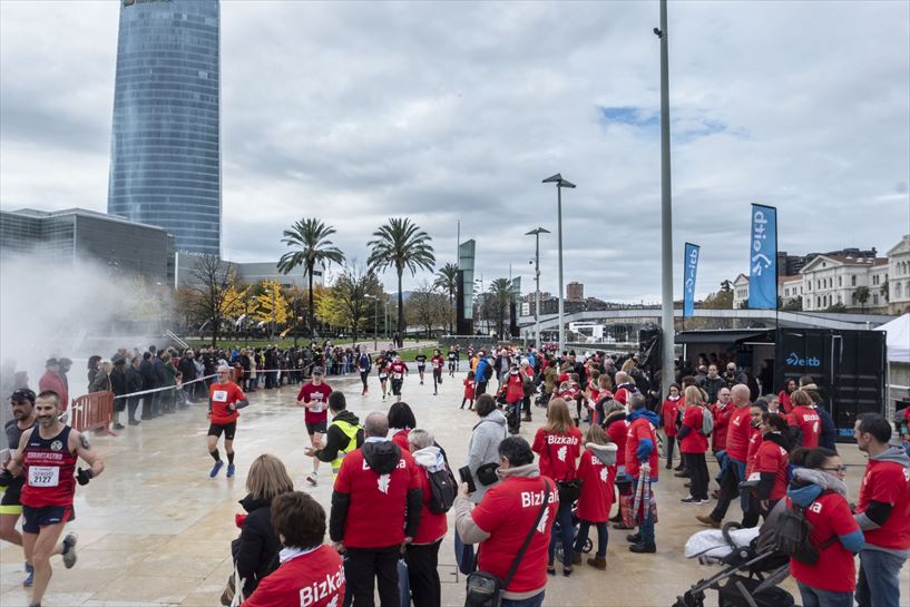 Ehunka pertsonek parte hartu zuten Bizkiako Foru Aldundidak deitutako besarkada solidarioan