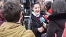 La actriz Karmele Larrinaga en el abrazo solidario