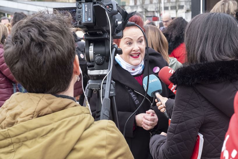 Karmele Larrinaga aktorea besarkada solidarioan