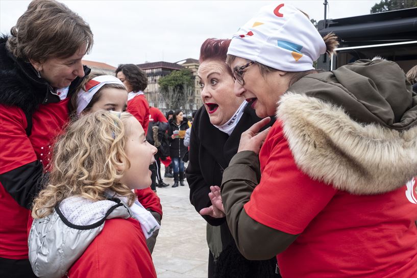 Ehunka pertsonek parte hartu zuten Bizkiako Foru Aldundidak deitutako besarkada solidarioan