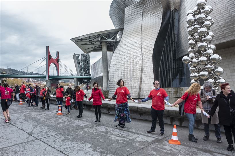 Ehunka pertsonek parte hartu zuten Bizkiako Foru Aldundidak deitutako besarkada solidarioan