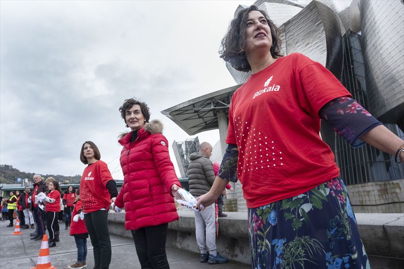 Ehunka pertsonek parte hartu zuten Bizkiako Foru Aldundidak deitutako besarkada solidarioan