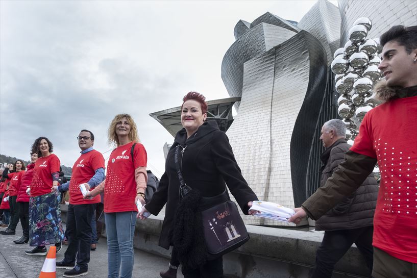 Ehunka pertsonek parte hartu zuten Bizkiako Foru Aldundidak deitutako besarkada solidarioan