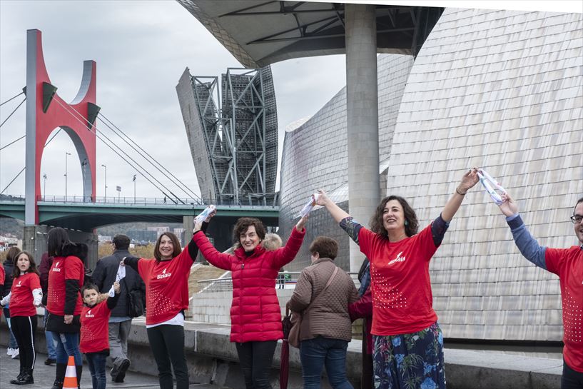 Ehunka pertsonek parte hartu zuten Bizkiako Foru Aldundidak deitutako besarkada solidarioan