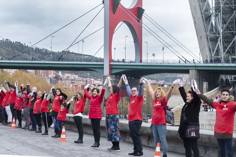 Cientos de personas participaron en el abrazo solidario convocado por la Diputación Foral de Bizkaia