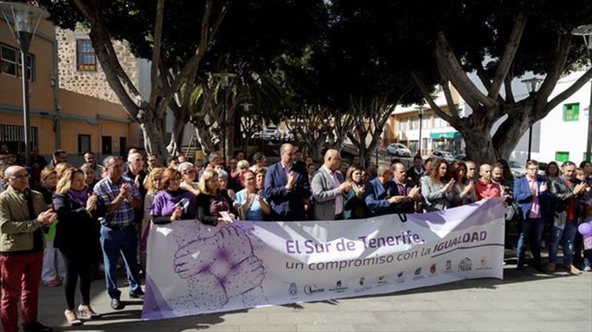 Concentración de repulsa frente al ayuntamiento.