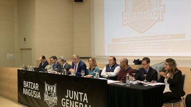 La directiva del Bilbao Basket, durante la junta