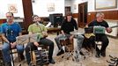 Jabi Agirrek 'Lau Teilatu'ren bertsioa bidali digu Oñatitik, musikariez inguratuta