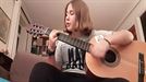 Ane Herrero desde Donostia interpreta con su guitarra 'Lau teilatu'