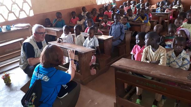 Delegación de Unicef en la clase de una escuela en Camerún