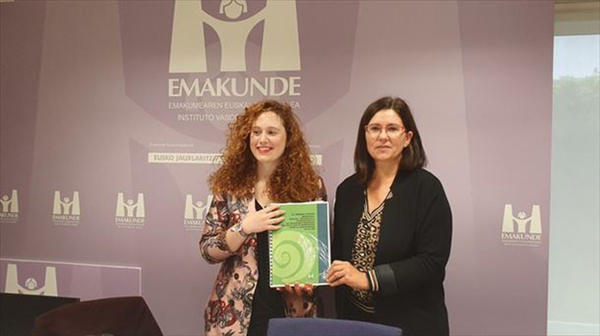La autora del estudio, Estibaliz Linares, junto con la directora de Emakunde.