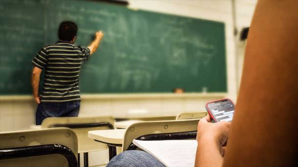 Un profesor escribiendo en la pizarra