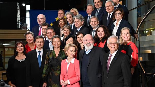 Ursula von der Leyen, junto a su equipo