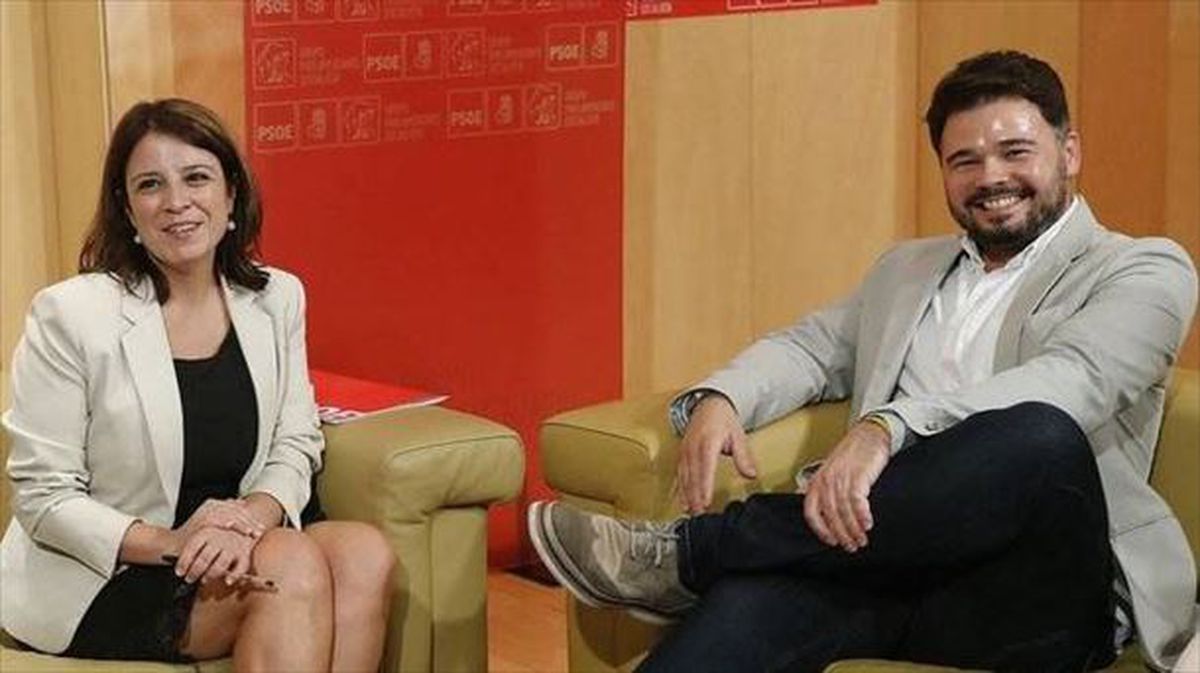 Adriana Lastra eta Gabriel Rufian, PSOE eta ERCko negoziazio-taldeetako kideak. 