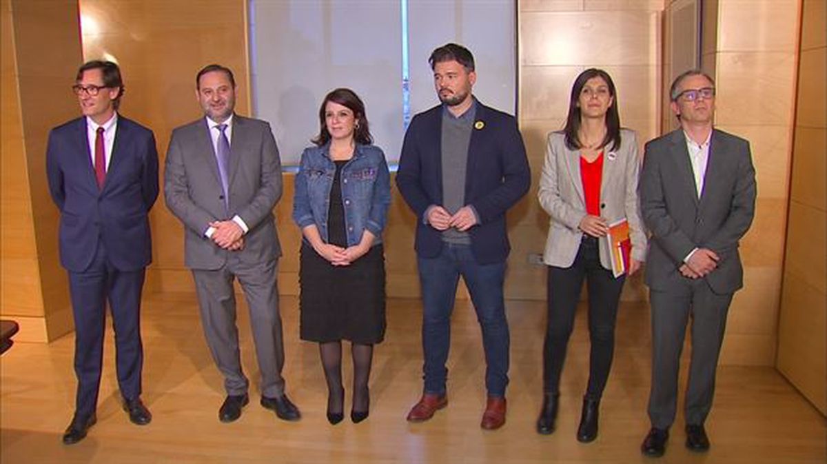 Adriana Lastra eta Gabriel Rufian, PSOE eta ERCko negoziazio-taldeetako kideak. 