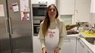 Aitana Ávila canta 'Lau Teilatu' mientras cocina 