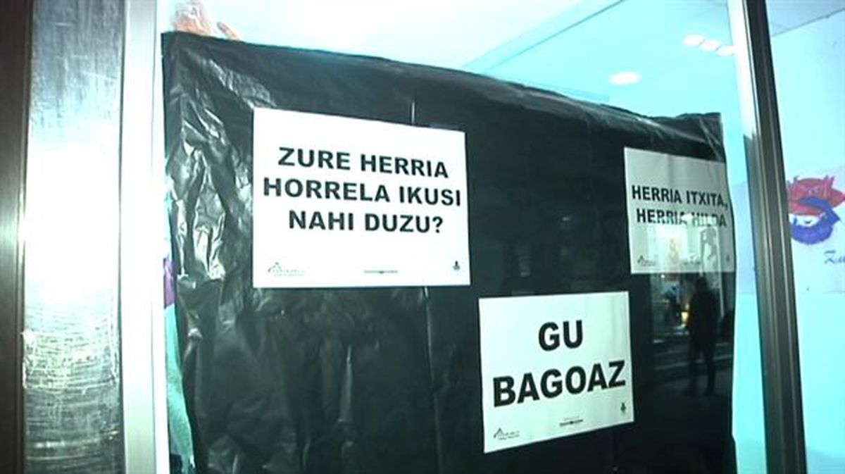 Plásticos negros en los escaparates de Elgoibar contra el 'Black Friday'