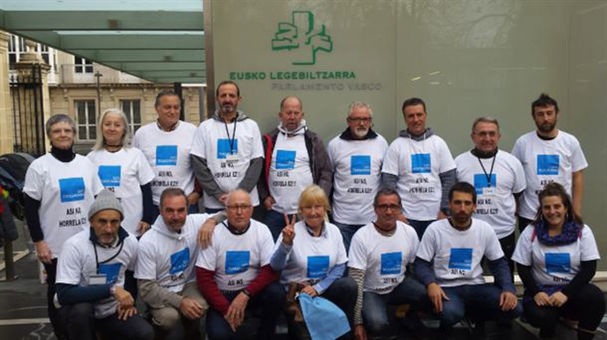 Miembros de la plataforma SOS Itsasadarra el viernes en el Parlamento Vasco. Foto: SOS Itsasadarra