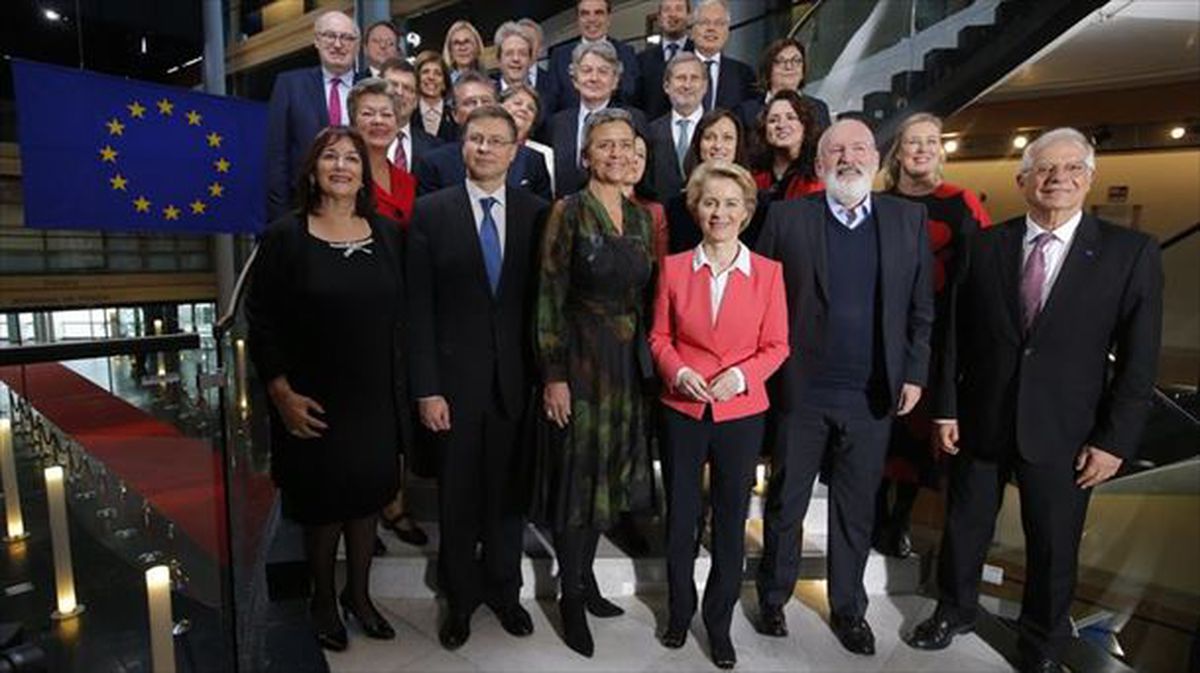 La nueva Comisión Europea, con Von der Leyen al frente. Foto: EFE. 