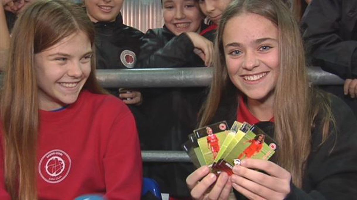 Jugadoras del Goierri Gorri, con sus cromos