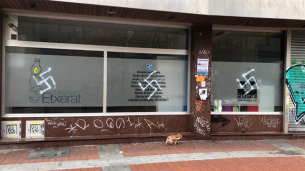 Las tres cruces esvásticas pintadas en la sede de Etxerat de Vitoria-Gasteiz. Foto: Etxerat