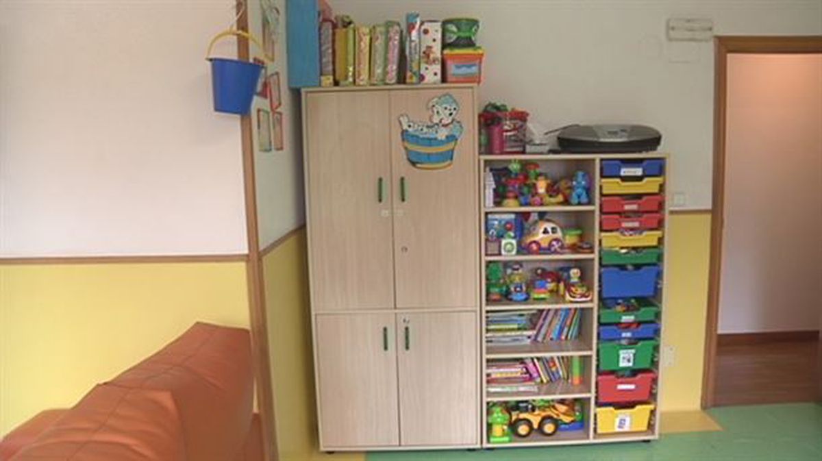 Habitación de niños, con baldas llenas de juguetes