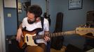 Xabier toca 'Lau Teilatu' con su bajo eléctrico