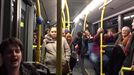 Los usuarios del Lurraldebus se han animado a cantar 'Lau Teilatu'