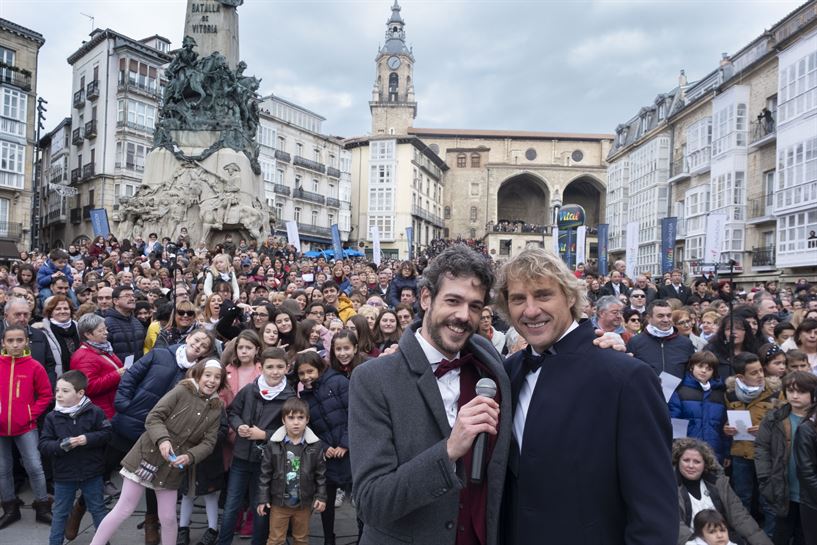 Ahotsak-eko finalistek Lau Teilatu abesten Andre Maria Zuriaren plazan