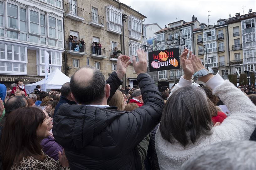 Ahotsak-eko finalistek Lau Teilatu abesten Andre Maria Zuriaren plazan