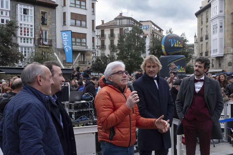 Ahotsak-eko finalistek Lau Teilatu abesten Andre Maria Zuriaren plazan