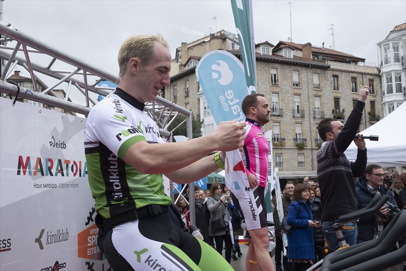 Pedaleando en la plaza de la Virgen Blanca