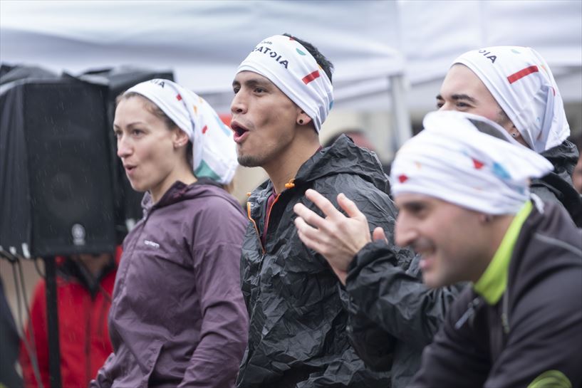 Pedaleando en la plaza de la Virgen Blanca