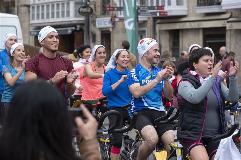 Pedaleando en la plaza de la Virgen Blanca